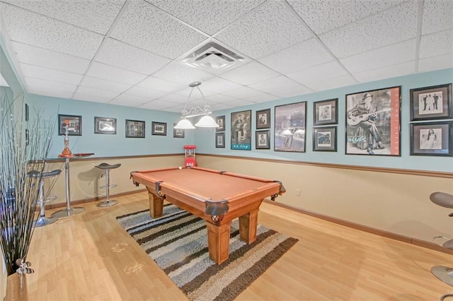 rec room featuring visible vents, wood finished floors, a drop ceiling, billiards, and baseboards