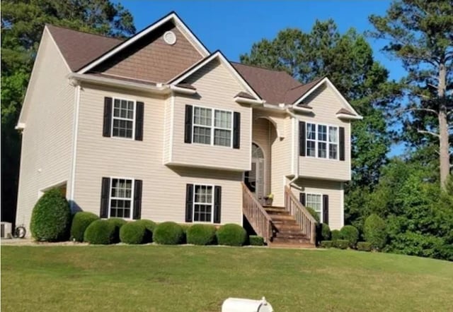 bi-level home featuring a front lawn