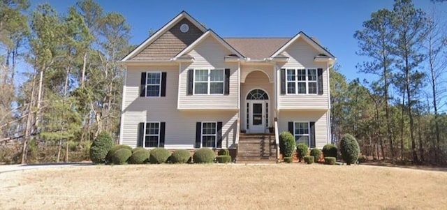 view of front of property featuring a front lawn