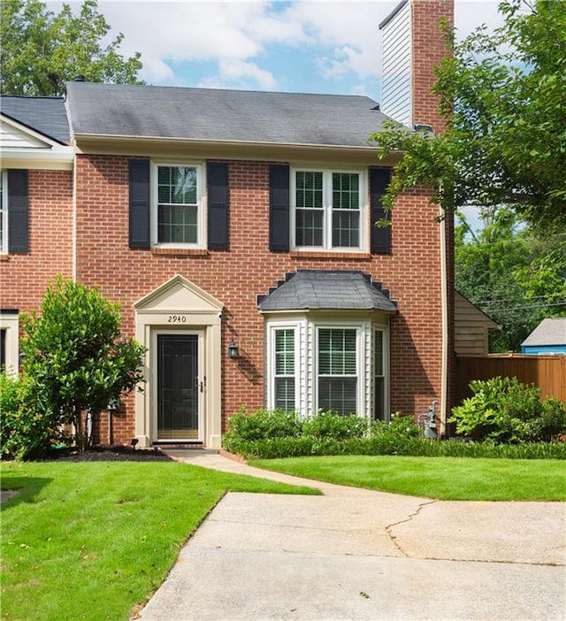 view of front facade featuring a front yard