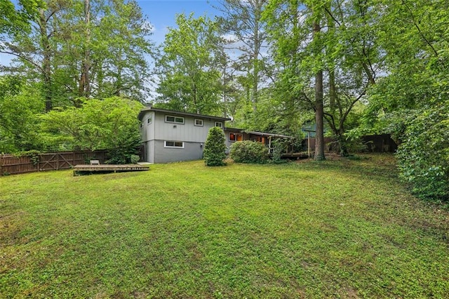 view of yard featuring view of wooded area