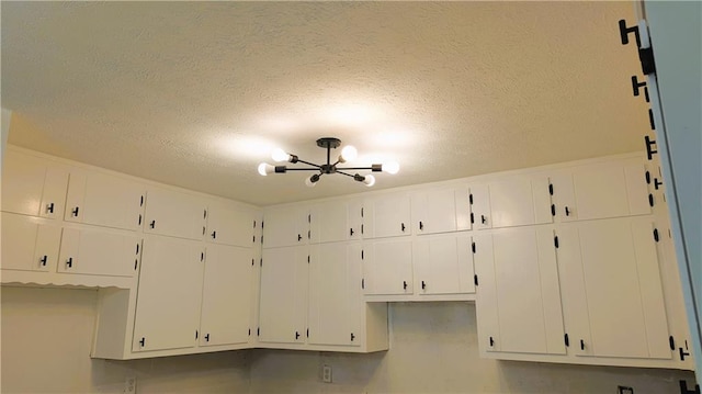 room details featuring a chandelier and a textured ceiling