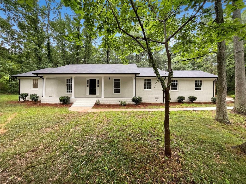 185 Danbury Ct, Athens, GA 30605 - ranch-style house featuring covered porch, a front lawn, and view of scattered trees