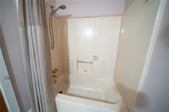 bathroom featuring shower / tub combo