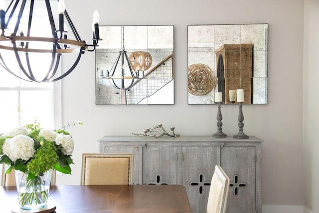 room details featuring an inviting chandelier