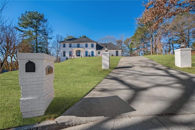 view of front of house featuring a front yard