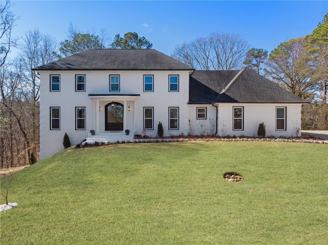 view of front facade featuring a front lawn