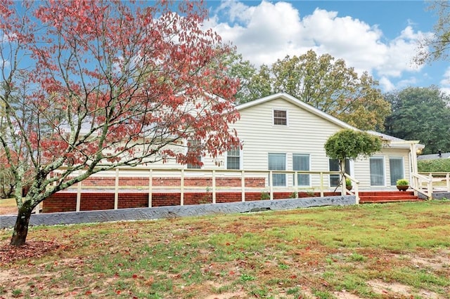 view of front of house with a front lawn