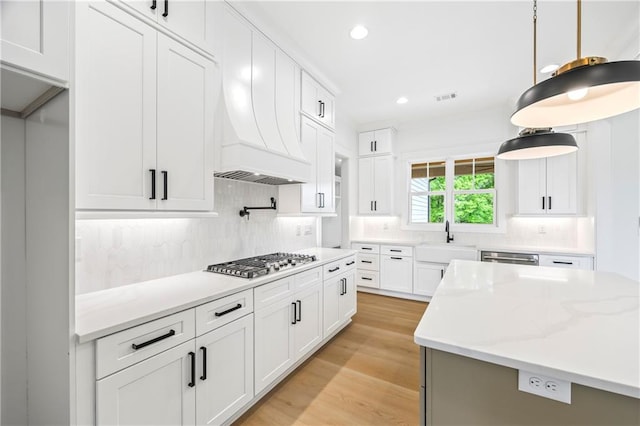 3601 Perry Smith Rd, Monroe, GA 30656 - kitchen with visible vents, tasteful backsplash, a sink, stainless steel appliances, and light wood-style flooring