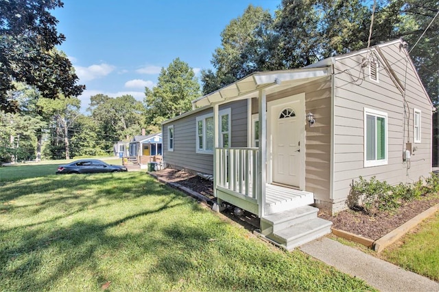 view of front facade featuring a front yard