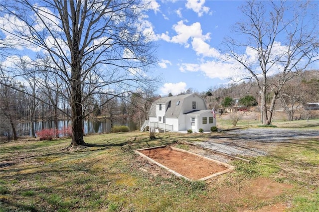 view of yard featuring dirt driveway