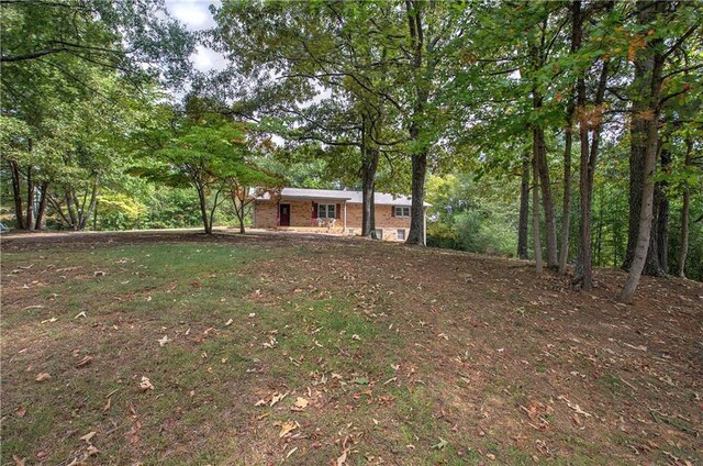 single story home featuring a front lawn