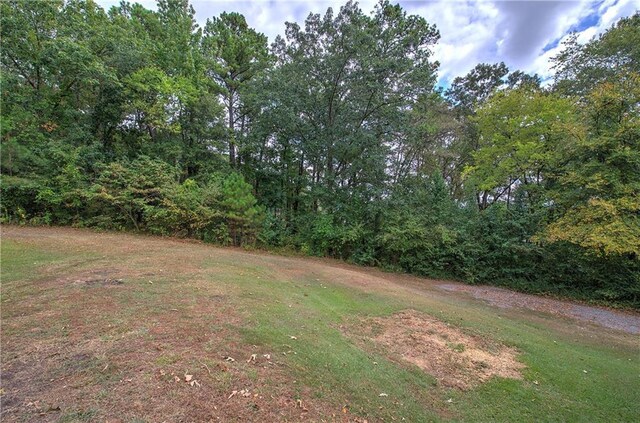 view of front of property featuring a front lawn