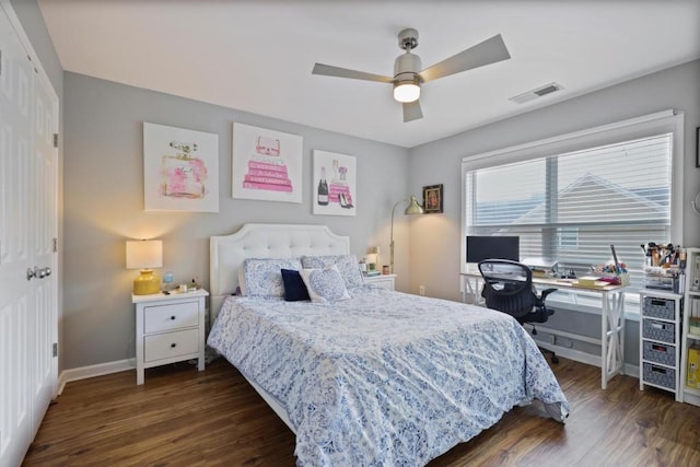 bedroom featuring dark wood-style floors, ceiling fan, visible vents, and baseboards