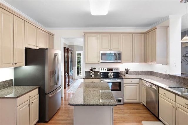 206 Kingsley Way, Woodstock, GA 30188 - kitchen with stainless steel appliances, cream cabinets, a kitchen island, and crown molding