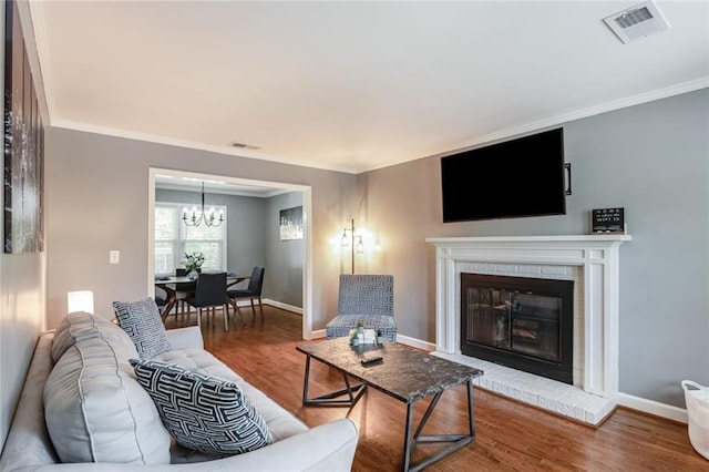 1123 Seaboard Ave NW, Atlanta, GA 30318 - living area featuring an inviting chandelier, wood finished floors, ornamental molding, and visible vents
