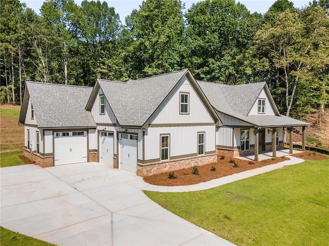 view of front facade featuring a porch, a garage, and a front yard