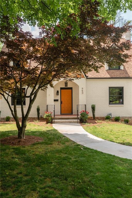 view of front of property featuring a front yard