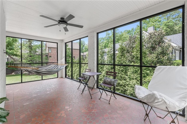 sunroom with ceiling fan