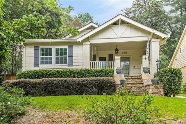 view of front of property featuring a front lawn and a porch