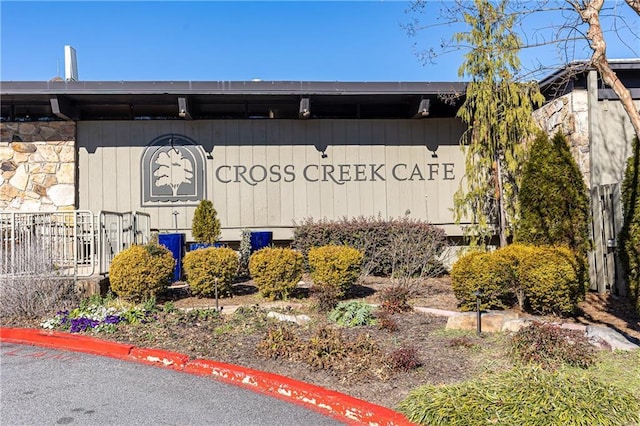 view of community / neighborhood sign