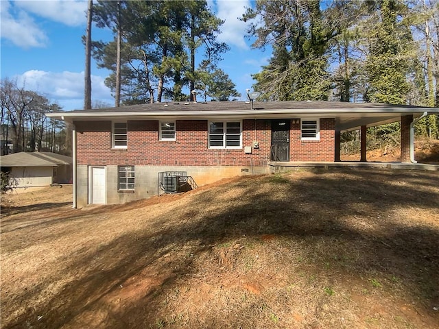 back of house featuring a lawn