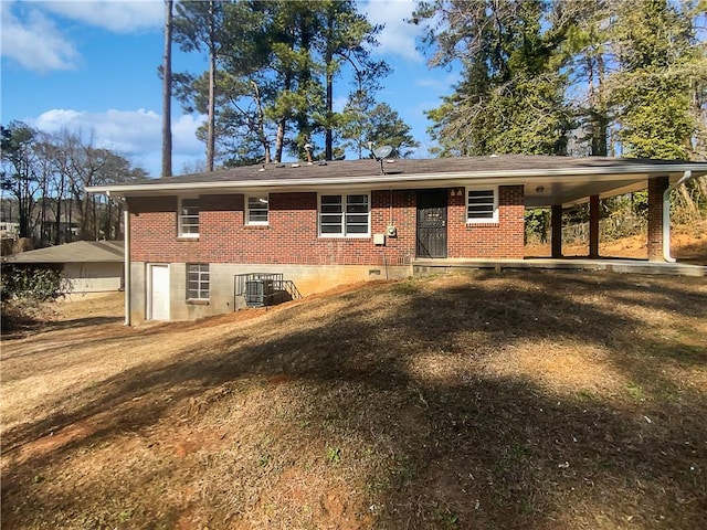 back of house featuring a yard