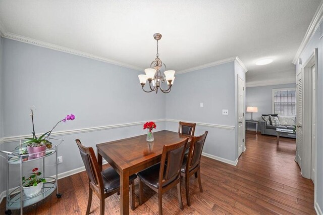 dining room featuring a textured ceiling, an inviting chandelier, light hardwood / wood-style flooring, and crown molding