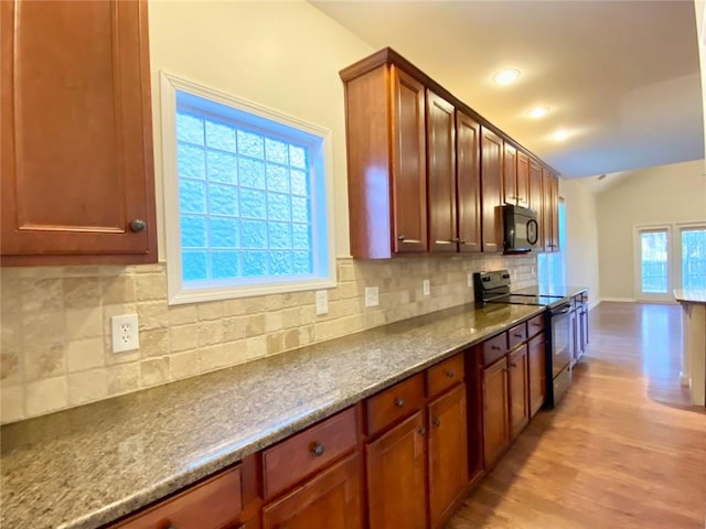 kitchen featuring black appliances, tasteful backsplash, recessed lighting, light wood-style floors, and baseboards