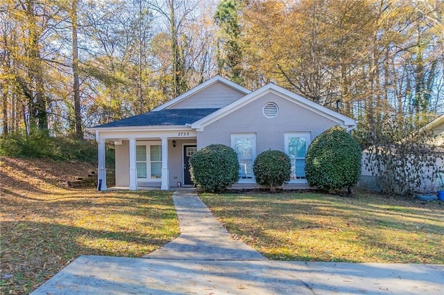 view of front facade featuring a front yard