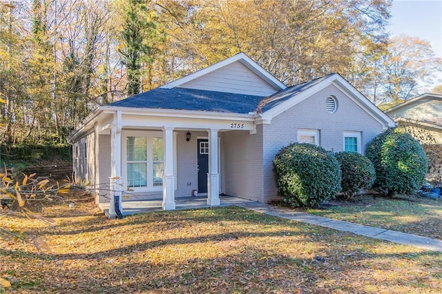 view of front facade featuring covered porch and a front yard