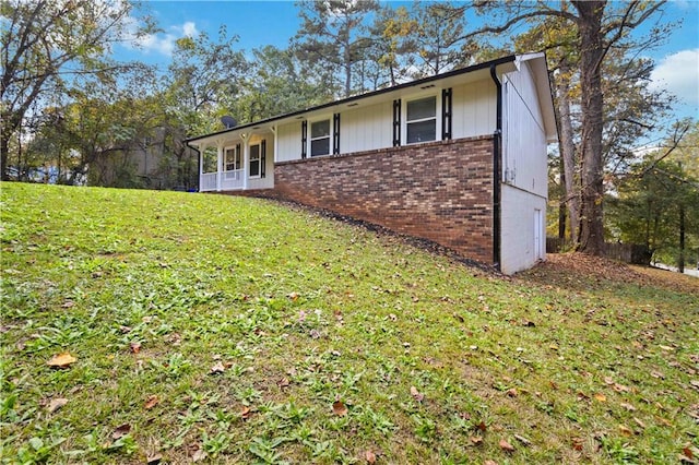 ranch-style home featuring a front yard