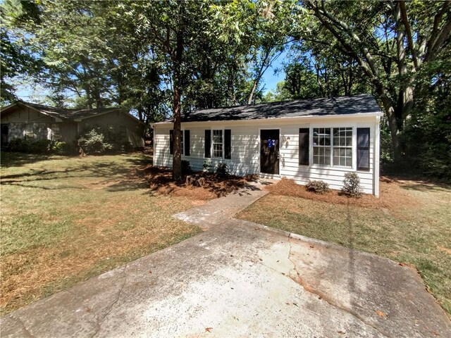 ranch-style house with a front yard