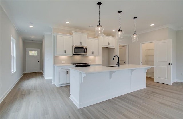 101 Priestwood Ln, Acworth, GA 30102 - kitchen featuring stainless steel microwave, a sink, crown molding, baseboards, and range