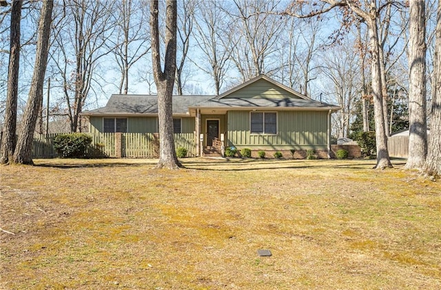 ranch-style house featuring a front yard