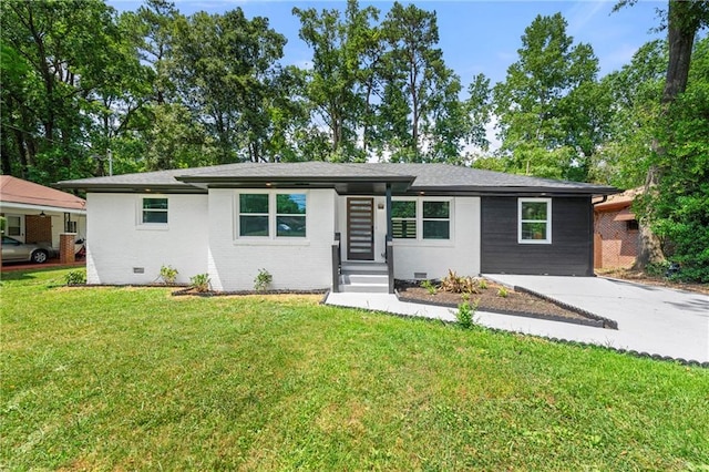 view of front of home featuring a front lawn