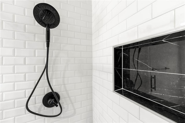 details featuring tiled shower