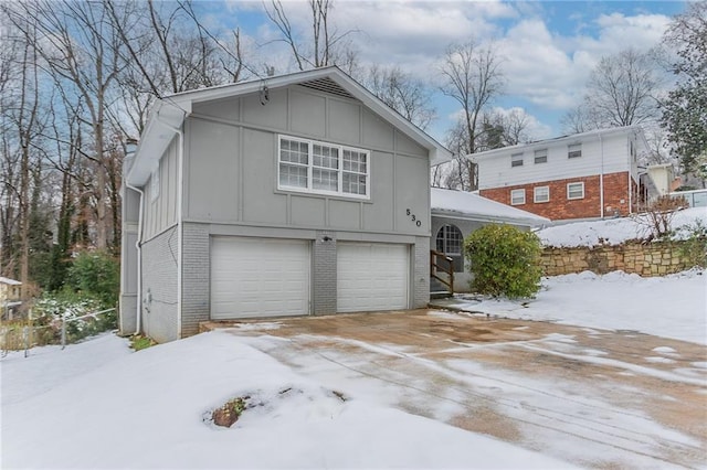 view of front facade featuring a garage