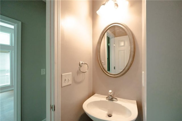 bathroom featuring sink