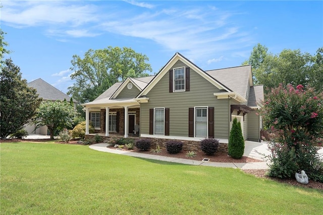 view of front of home featuring a front lawn