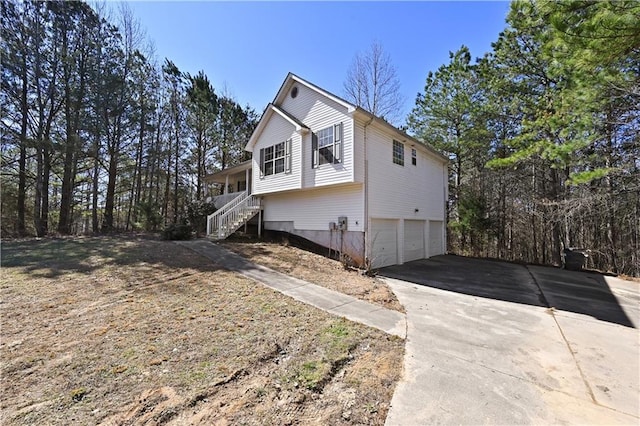 view of front facade featuring driveway and an attached garage