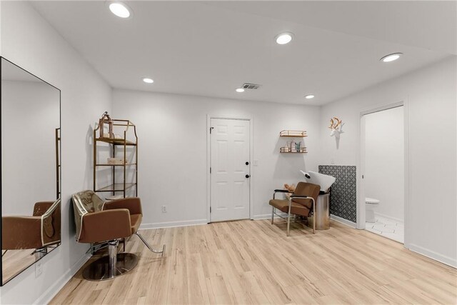 living area featuring wood finished floors, baseboards, visible vents, and recessed lighting