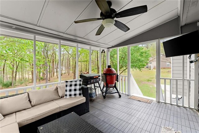 sunroom / solarium featuring an outdoor hangout area and a ceiling fan
