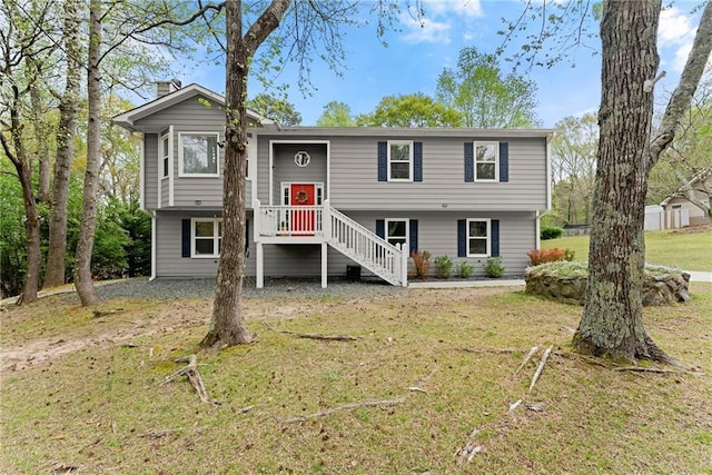 split foyer home featuring a front lawn
