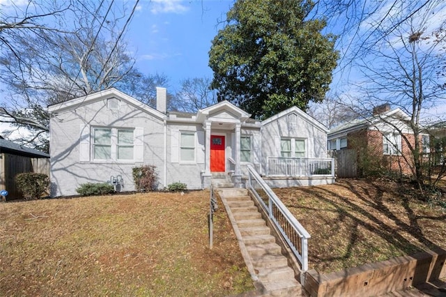 view of front of house with a front lawn