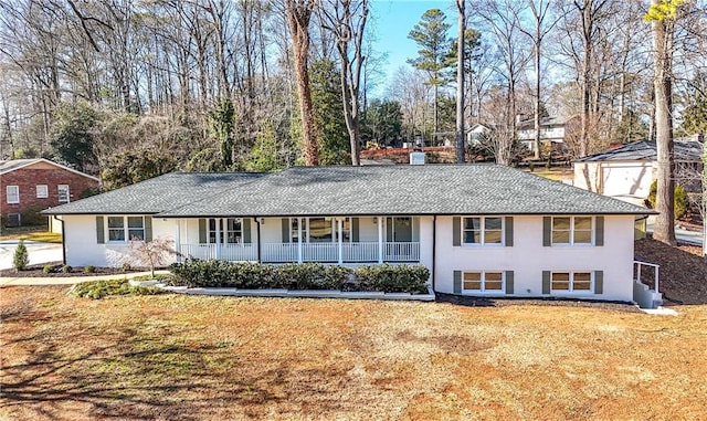 view of front of house featuring covered porch and a front yard