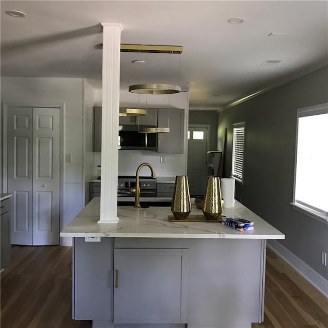 kitchen with ornamental molding, dark wood-style flooring, gray cabinets, and baseboards