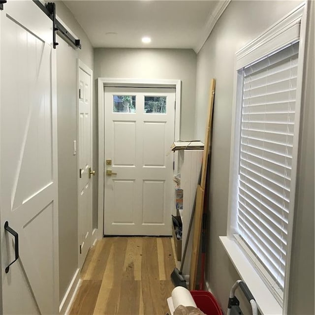 entryway featuring light wood-type flooring and a barn door