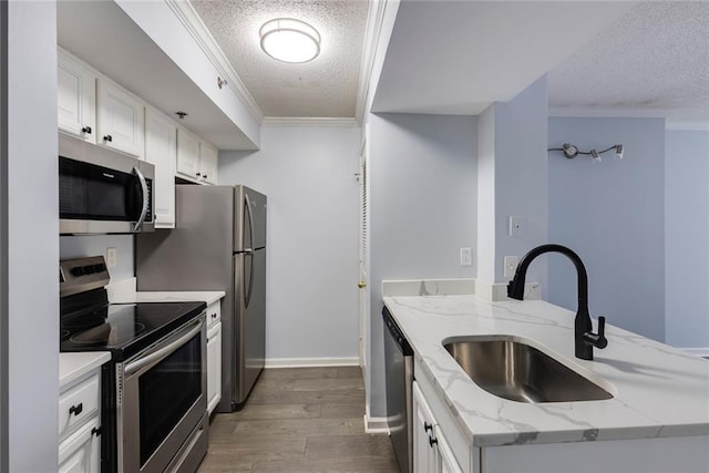 795 Hammond Dr Unit 503, Sandy Springs, GA 30328 - kitchen with appliances with stainless steel finishes, a textured ceiling, crown molding, dark wood-style floors, and white cabinets