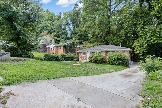 view of front of property featuring a front lawn